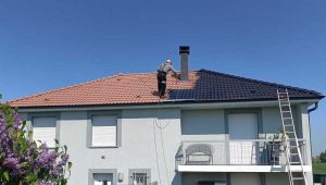 Nettoyage d'une toiture à Metz en Moselle.